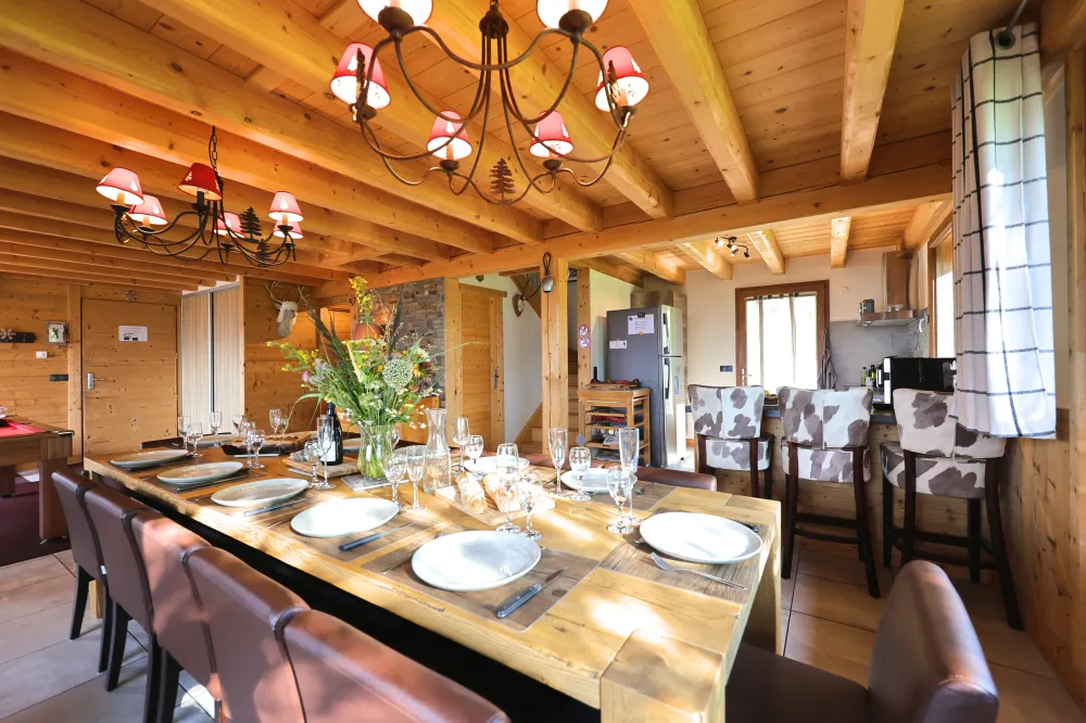 Séjour, salon, table à dîner, cuisine et billard