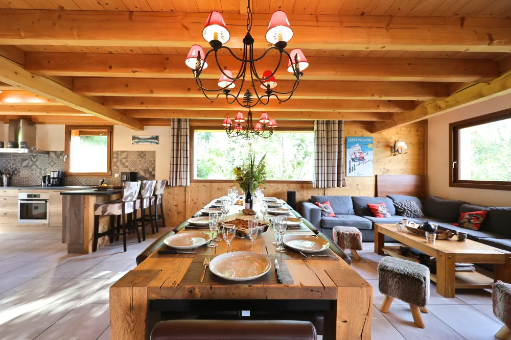 Séjour, salon, table à dîner, cuisine et billard