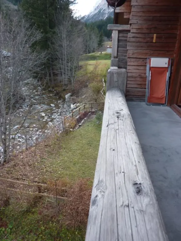 terrasse coté EST jardin avec table et chaises pour déjeuner et transat