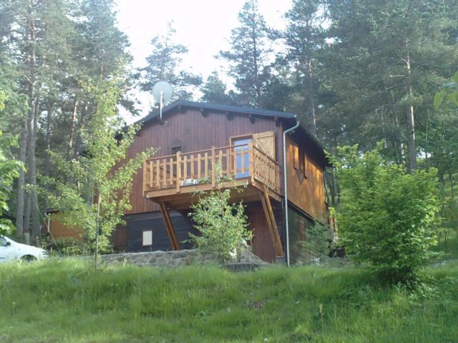 En 2009 un balcon avec accès par porte fenètre a été construit améliorant la vue sur la montagne