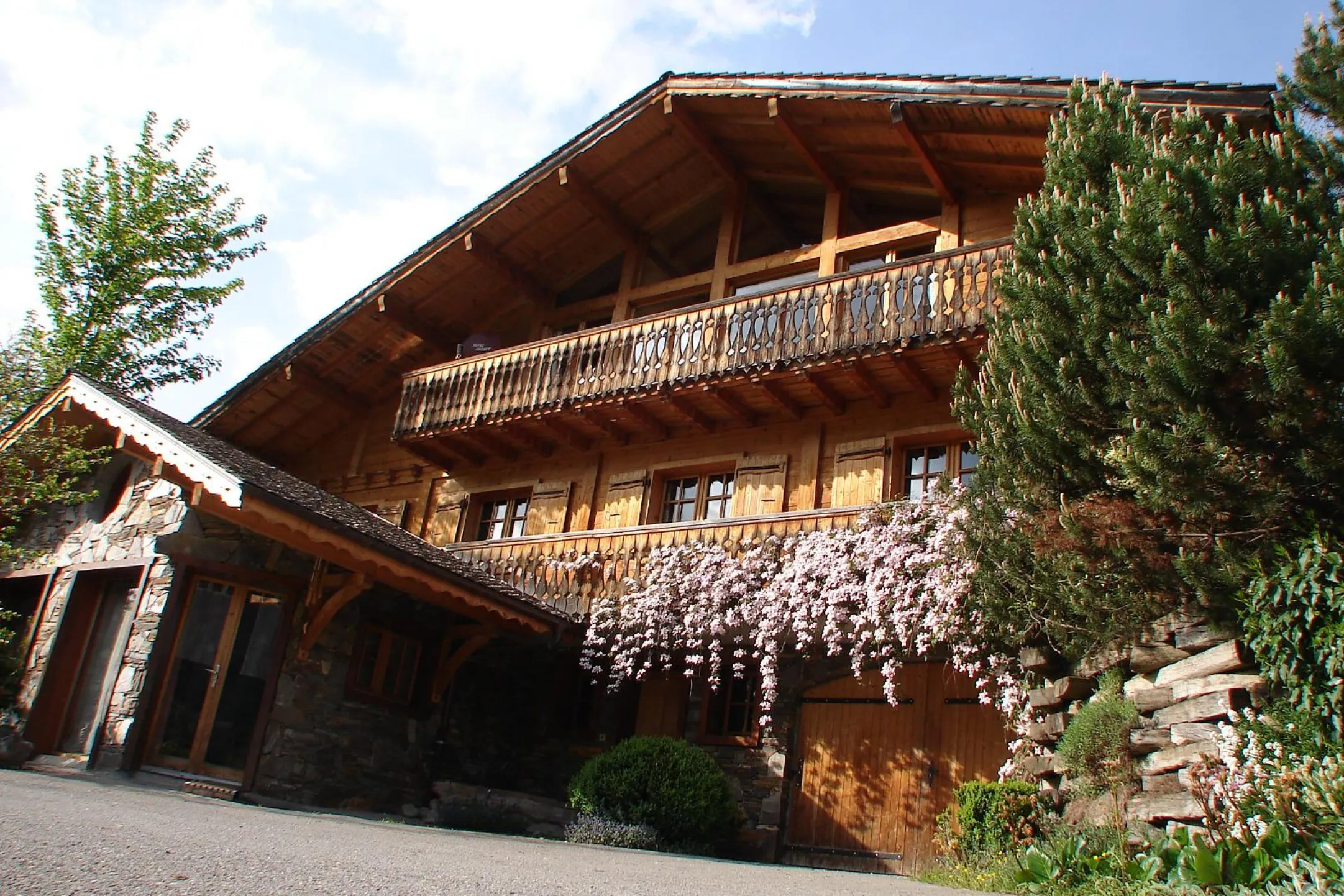 Photo printemps: Les alpages entourent le Pré Caro. Idéal pour vos vacances d'été, les 3800m² de jardin du chalet sont totalement sécurisé; aucune circulation à proximité, aucun véhicule, le chemin d'accès est privé, la route communale est à 140m.
