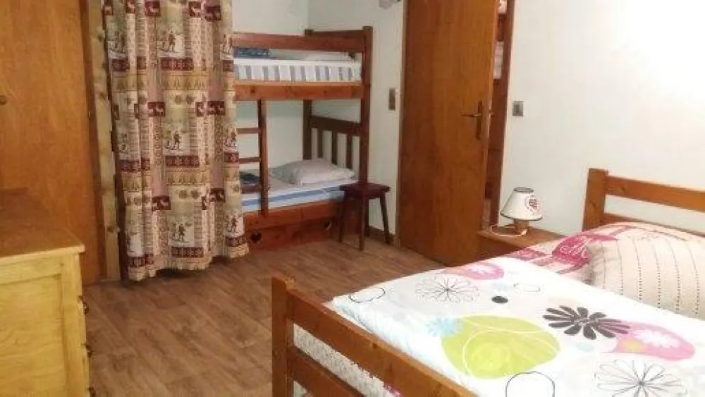 Chambre avec un lit de 160 et 2 lits superposés.
Draps et serviettes mis à disposition.