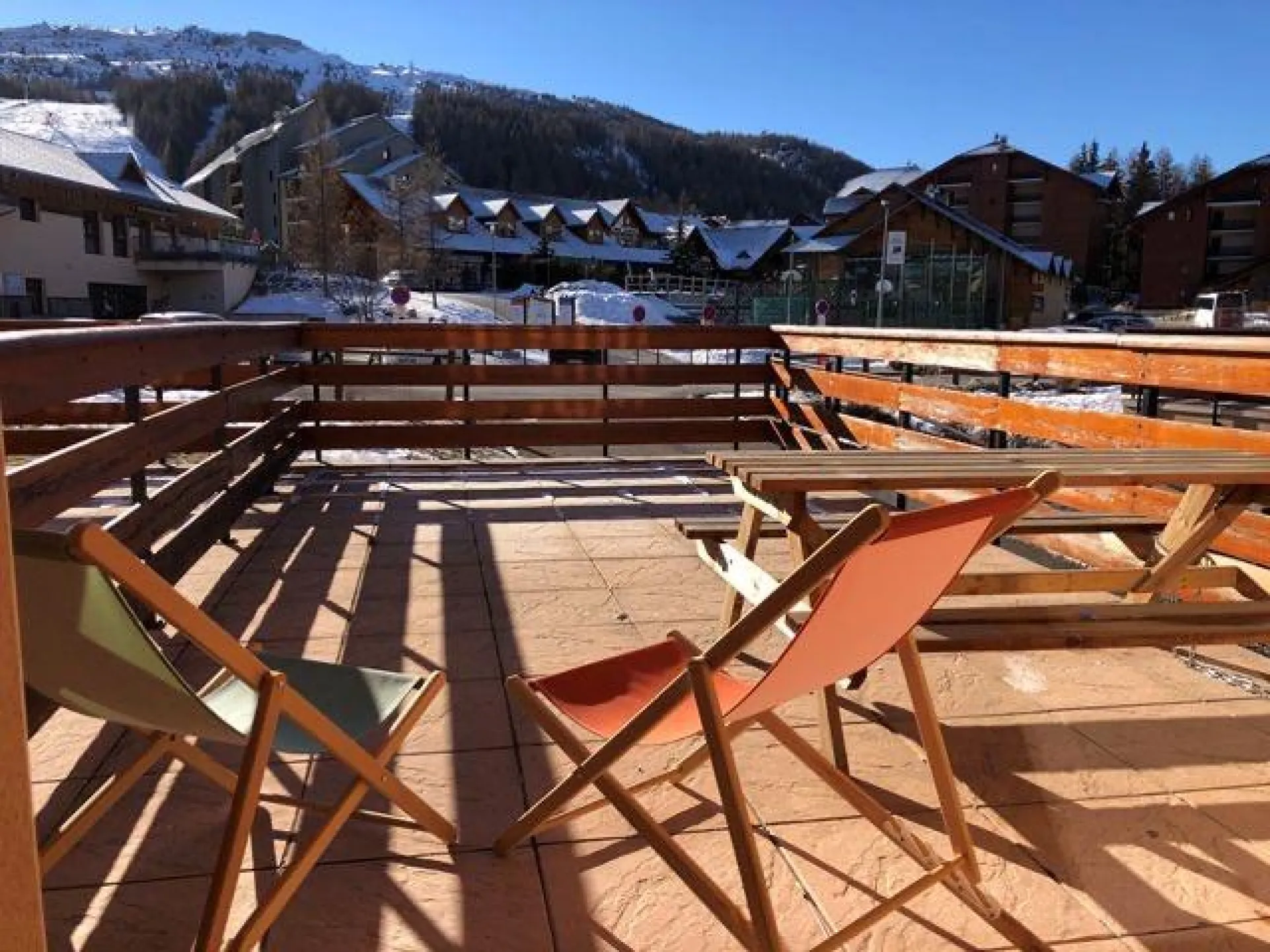 Terrasse 26m2 plein sud. Vue piste et place des boutiques.
