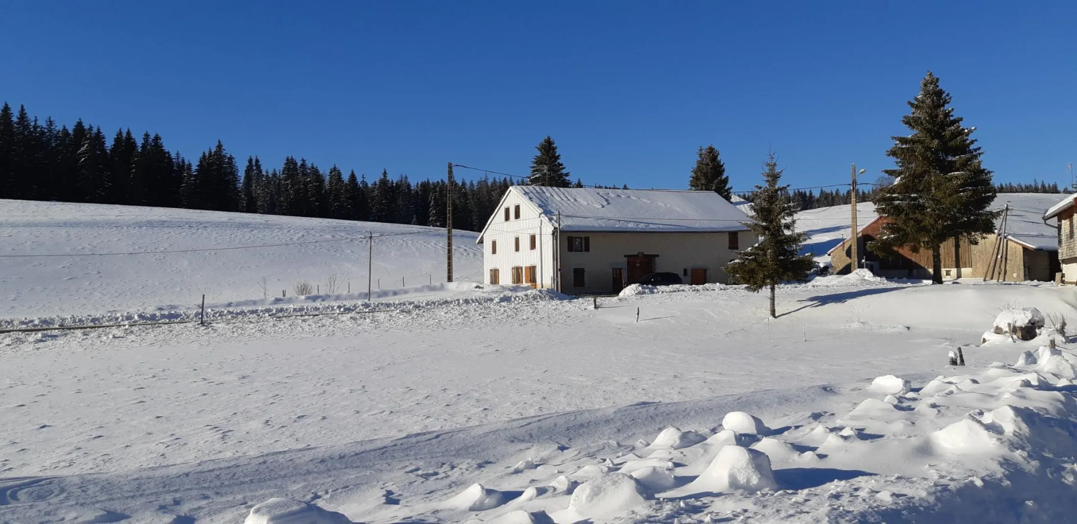 L'appartement est au1er étage d'une ferme rénovée (indépendante).
Parking privé et déneigé -- Local vélos et skis.