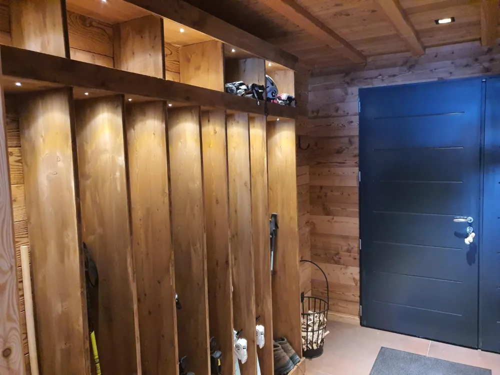 Espaces rangement pour les skis, les snowboards, les bâtons, le matériel en général.