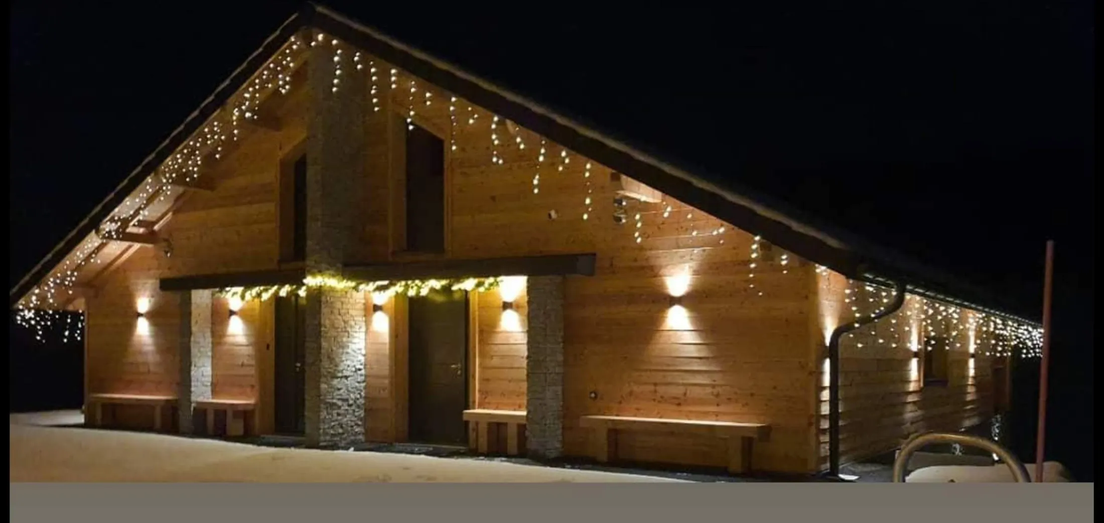 Entrée du chalet, deux places de parking