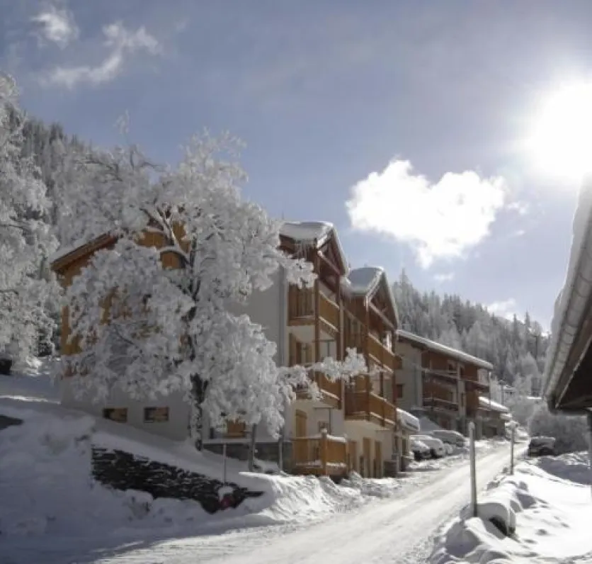Vue sur la résidence enneigée
