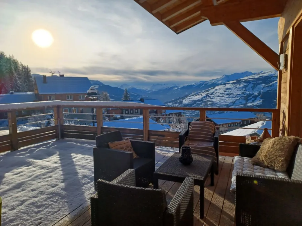 Terrasse semi abritée, vue magique.
Accès direct baie vitrée cuisine et baie vitrée salon.