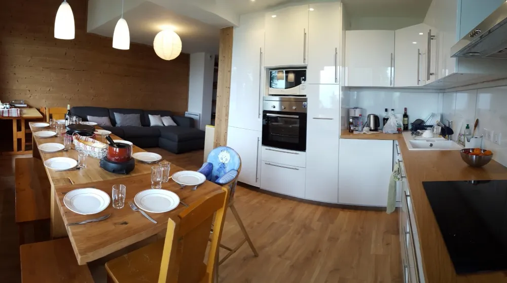 Pièce à vivre, côté cuisine et salle à manger