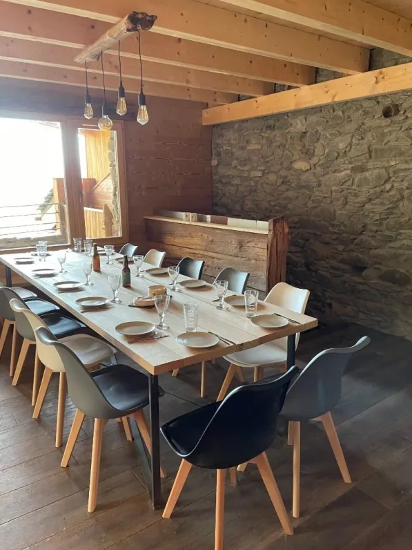 Table accueillant 14 personnes