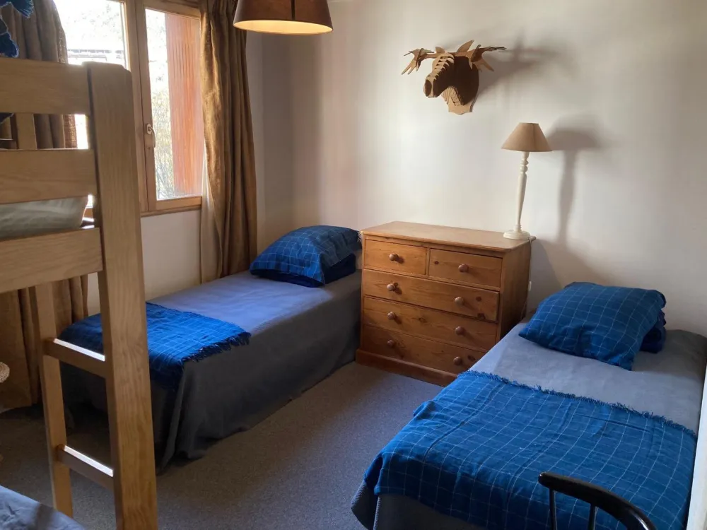 la  chambre n°1 avec 2 lits simples et 2 lits superposés