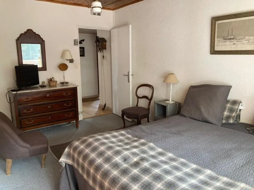 la chambre n°2 : chambre parentale vue dos au balcon-terrasse
