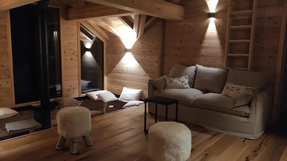 A l'étage, mezzanine atypique, conviviale pour un moment calme