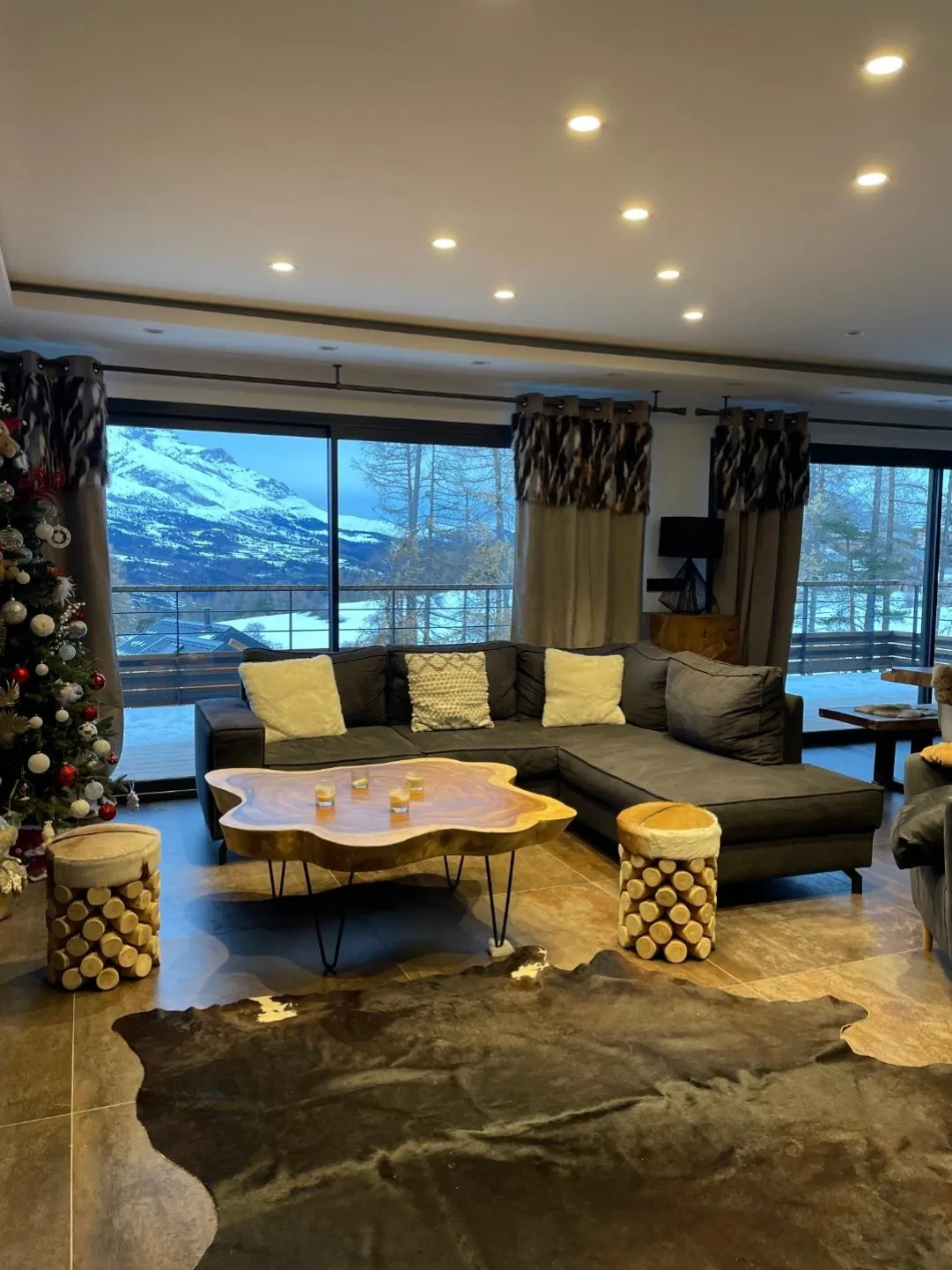 un grand salon avec une vue magnifique sur les montagnes 