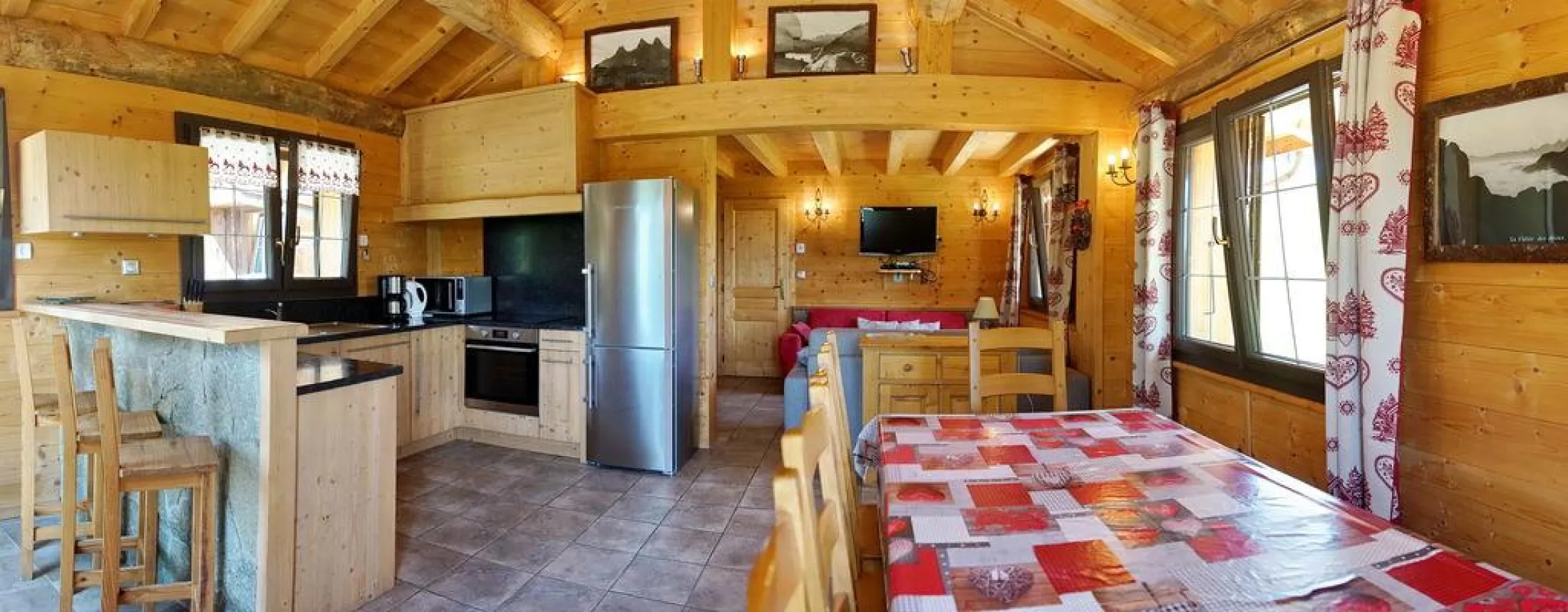 Cuisine, séjour,coin-salon du Grand-Loup dans le Gîte de la Louvière