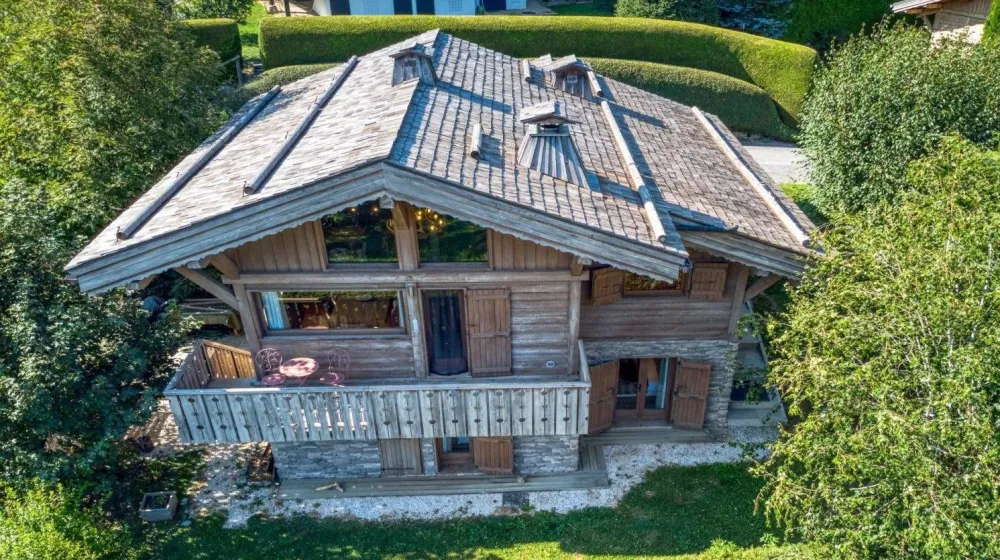 Vue de face du chalet en été