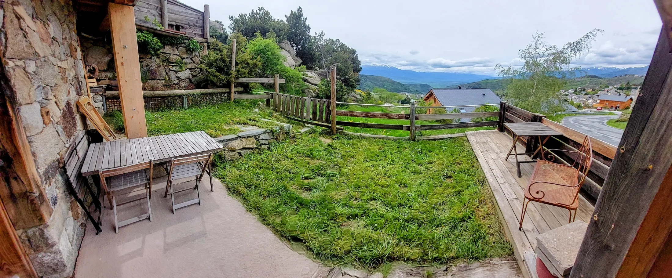 Jardin privé pour faire des grillades et la bronzette face aux montagnes Catalanes !
Bas du Chalet les abeilles noires 
Parasol et voilure pour l'été 
Table,chaises,transats,barbecue 
espace vélo /électrique
Parking voiture réservé 