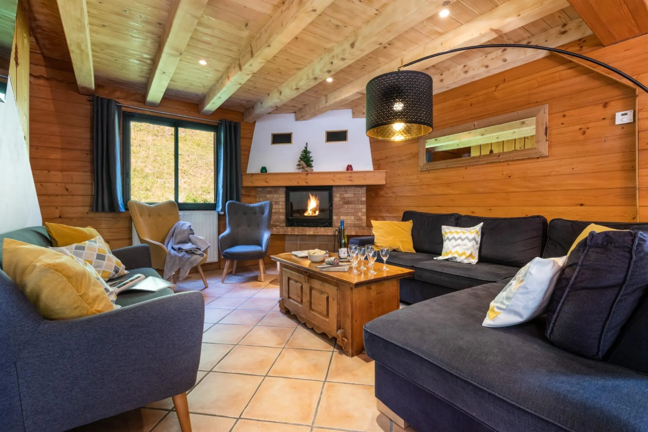 Salon et cheminée dans le chalet Snow Star