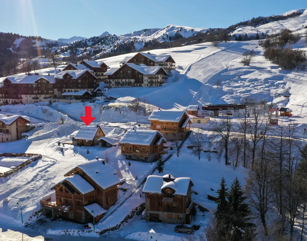 vue du chalet au pied des pistes et du télésiège (à droite sur la photo)