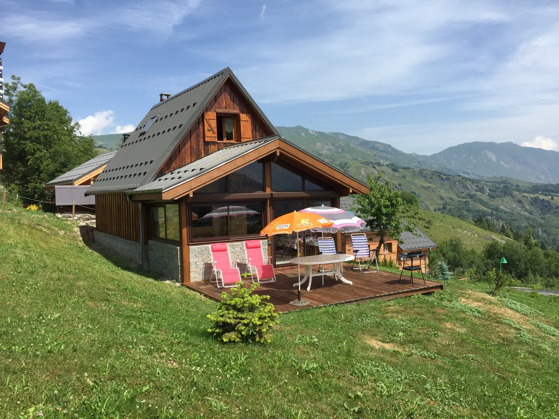 vue extérieure de la chalet terrasse et jardin