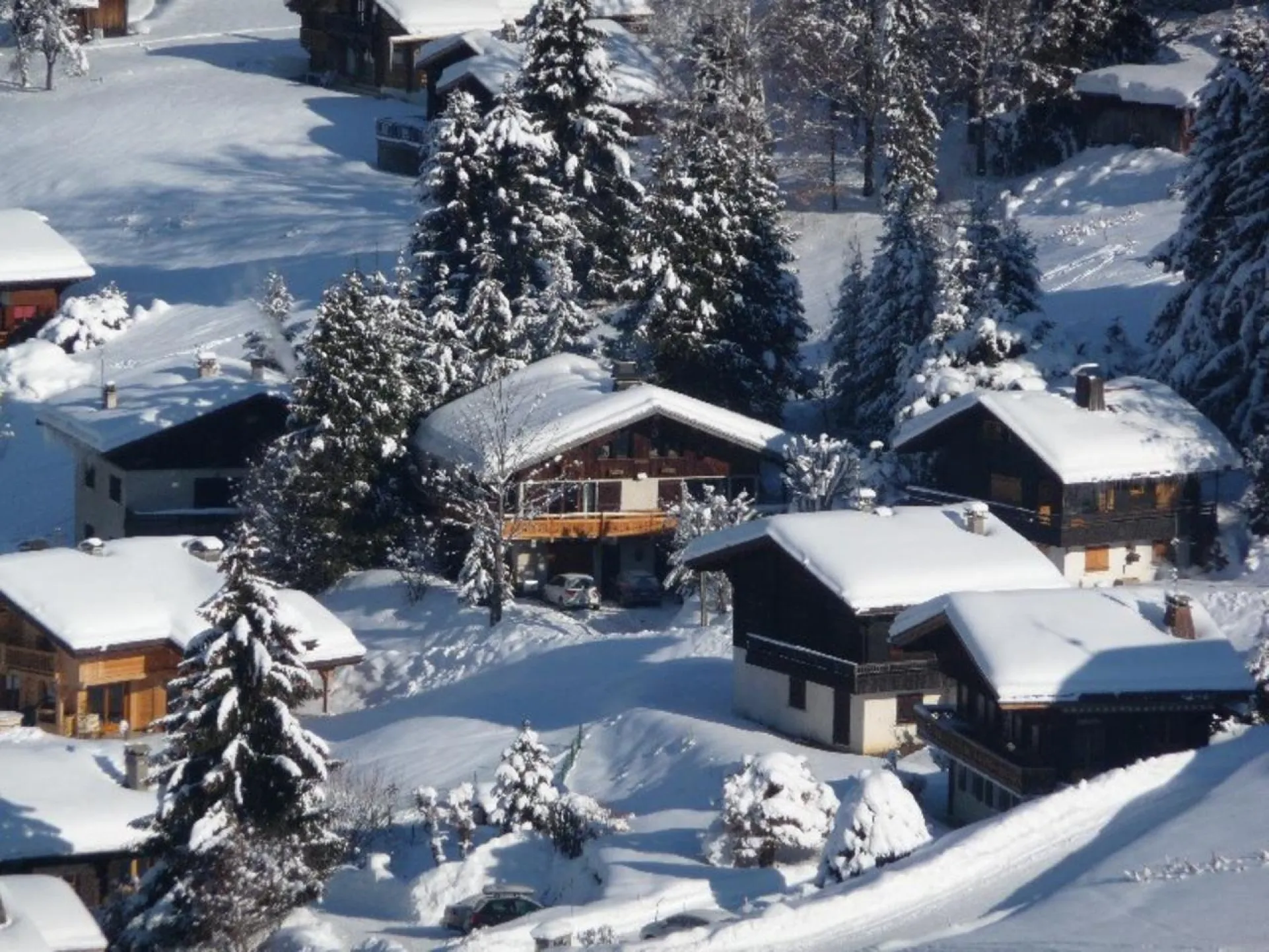 Situé à La Clusaz dans un chalet comprenant aussi un petit appartement séparé, à proximité du Téléphérique de l’Etale  et du télésiège de la Combe des Juments (100m). Exposé Sud avec une belle vue sur le massif de l’Etale et à une cinquantaine de mètres d