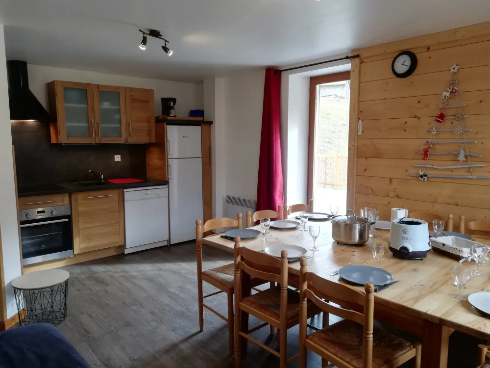 séjour cuisine lumineux entièrement équipé avec accès direct sur la grande terrasse panoramique. Grande table confortable de 10 personnes.