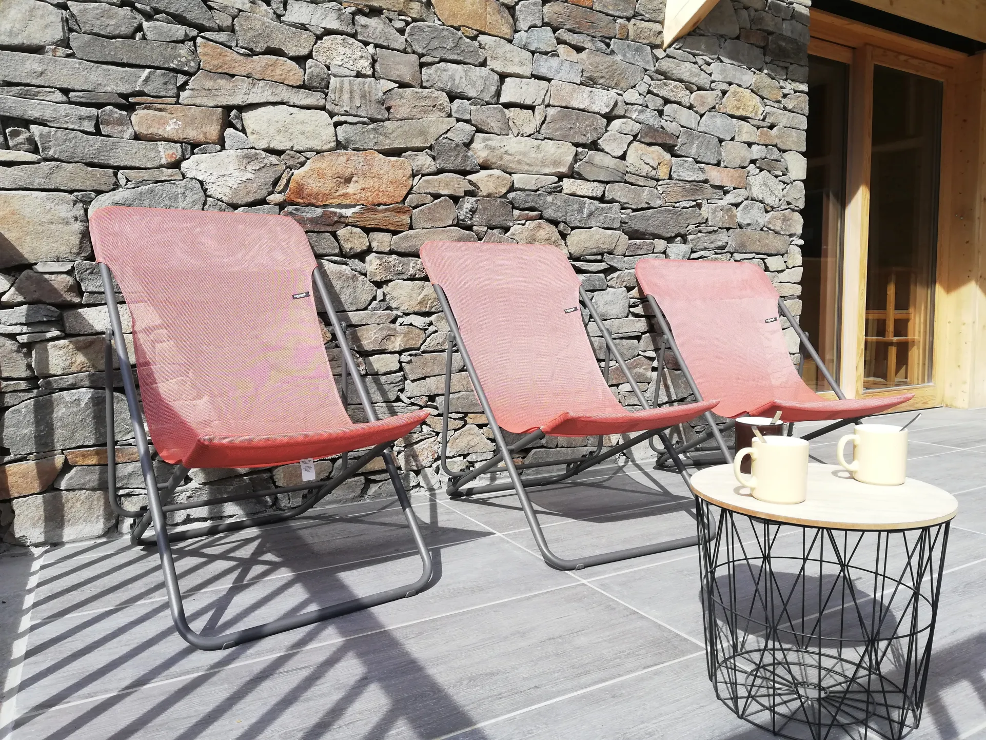Une pause s'impose..
Sur notre terrasse plein sud..