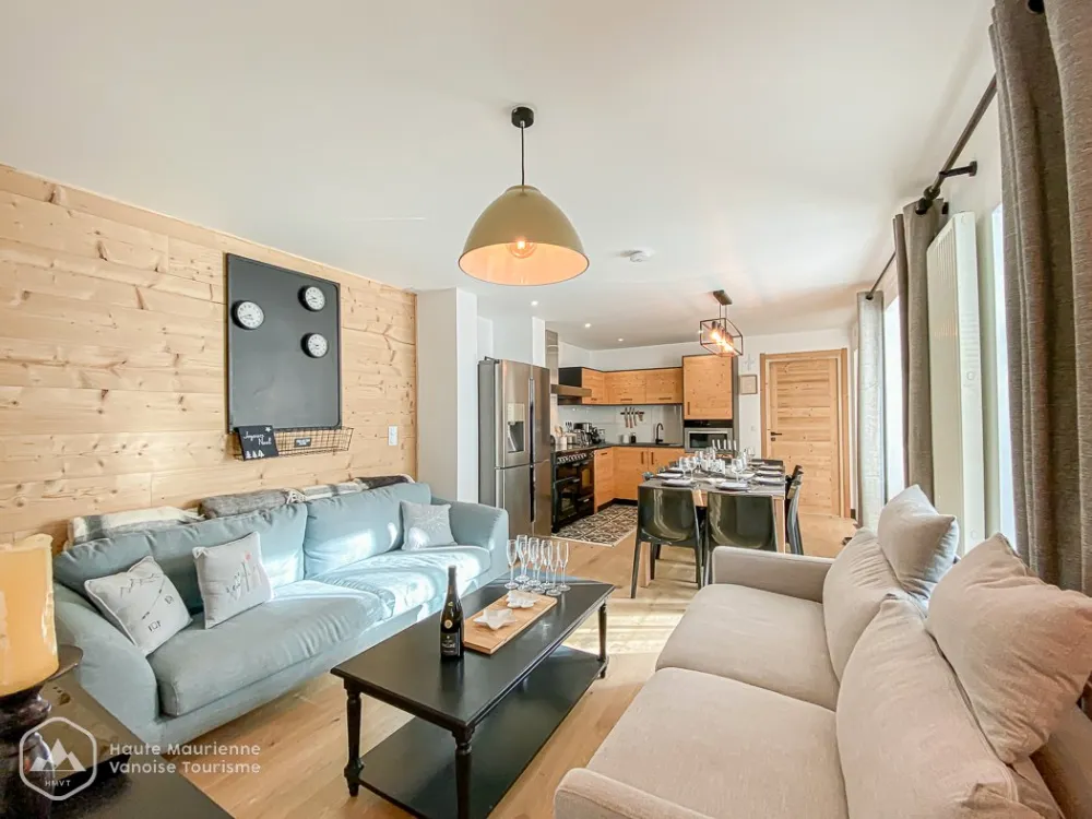Espace de vie spacieux et lumineux avec vue sur la montagne.