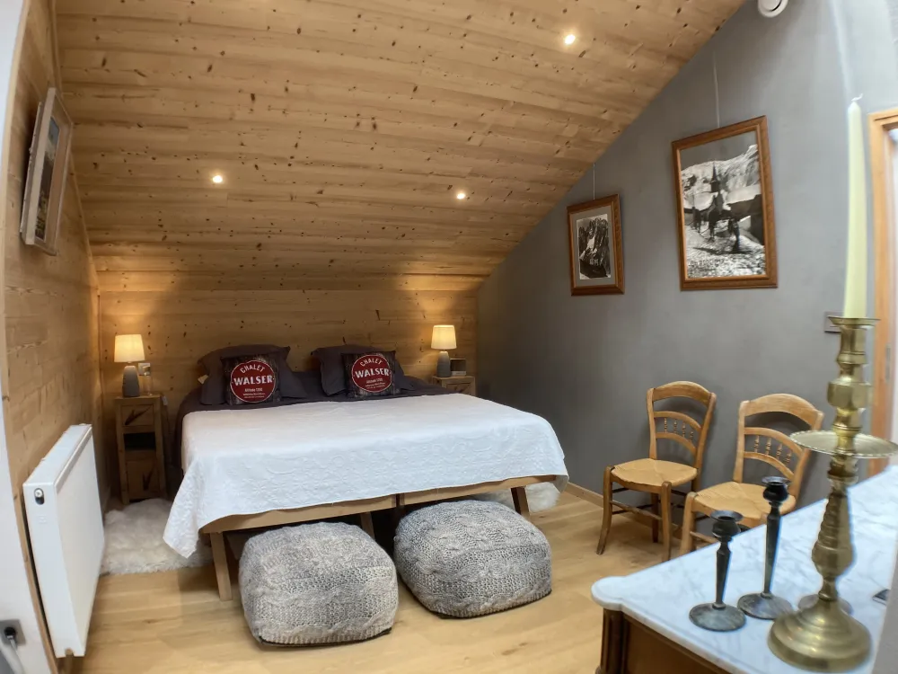 Chambre Posettes spacieuse et lumineuse double ou quadruple. Salle de bains complète en suite avec baignoire/douche, lavabo. Lit 160x200 et lit gigogne double. Literie hôtelière haut de gamme confortable. Draps en lin des Vosges. 