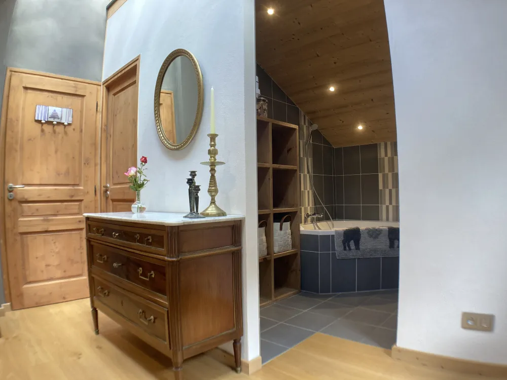 Salle de bains en suite privative toute équipée. Baignoire/douche, casier de rangement, sèche-serviettes mural, sèche-cheveux mural. Meuble lavabo double tiroir. Miroir. Sol et murs carrelés. Toilette séparé.