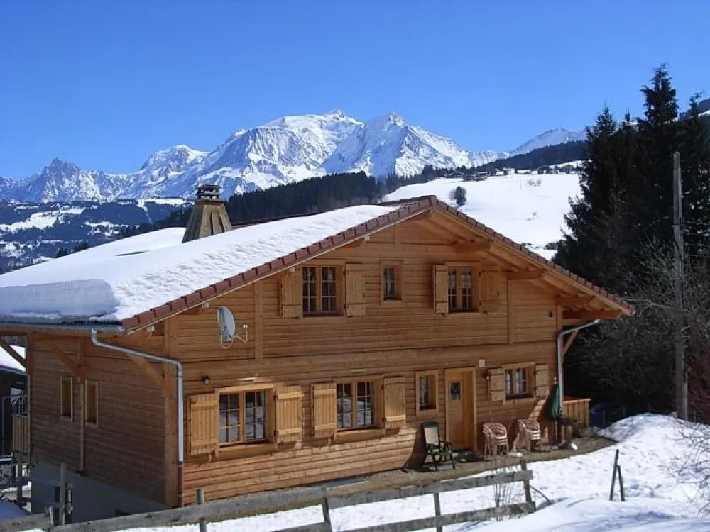 la face arrière du chalet et la vue sur me MONT-BLANC