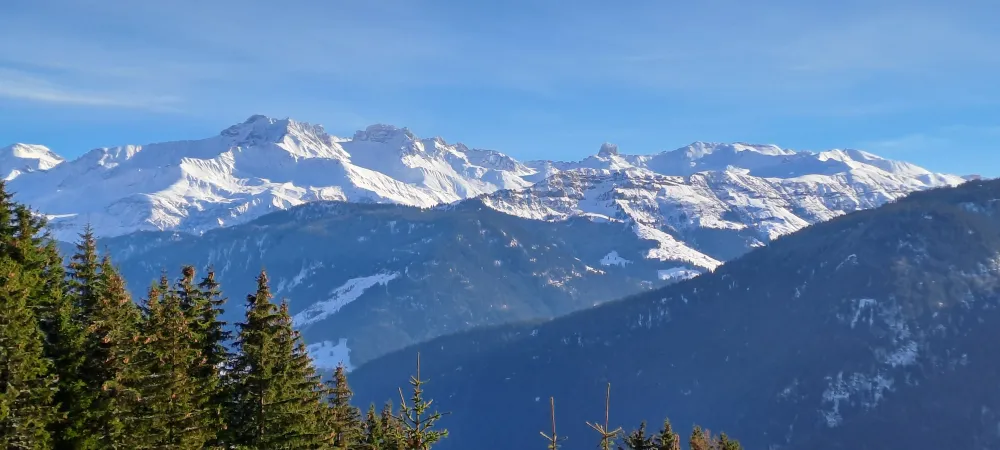 Vue de la terrasse à 180° (Sud + Est) sur le beaufortain (Pierra Menta)