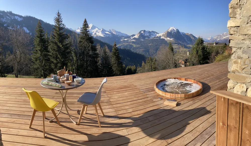 Grande Terrasse en bois de 80 m2 plein Sud avec en décor la chaîne des Aravis : Le Charvin, mais aussi La Tournette. Peut-être un petit déjeuner en lenteur ?
