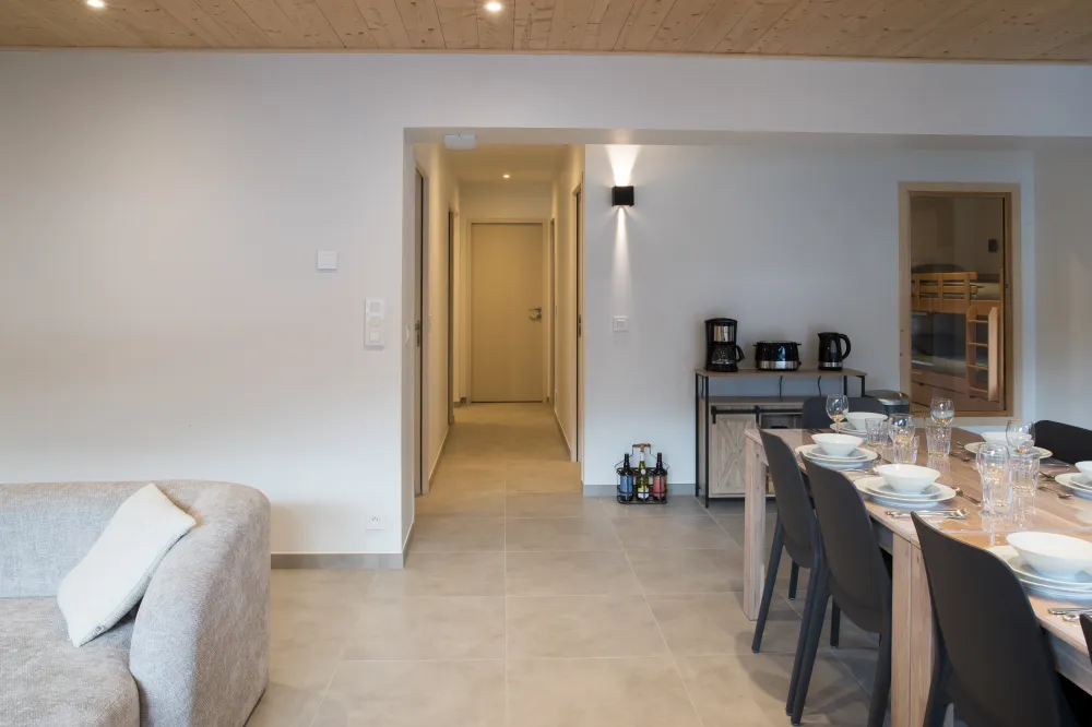vue sur couloir desservant les chambres; porte du fond buanderie