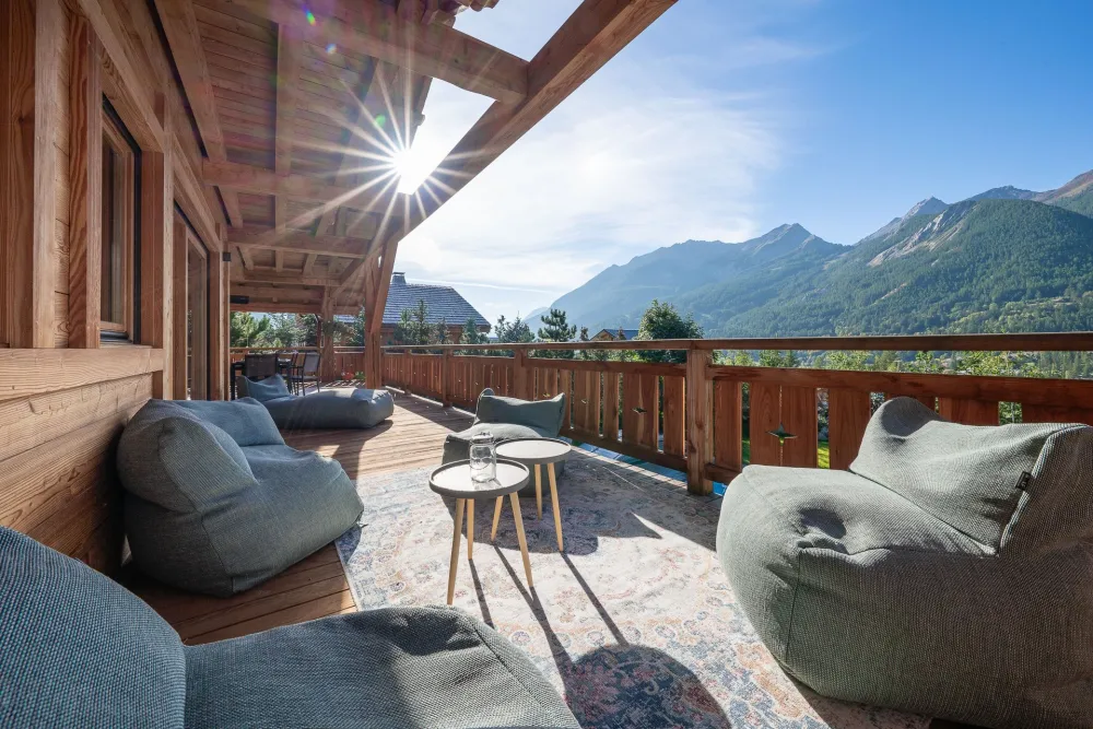 Terrasse plein sud chalet Étoile chalet cosy serre chevalier