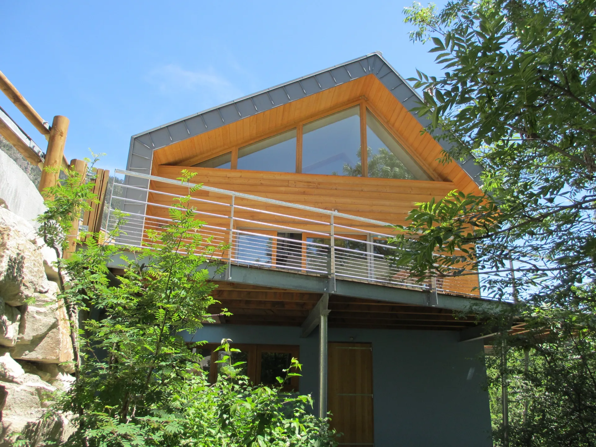 Le chalet sous le soleil estival