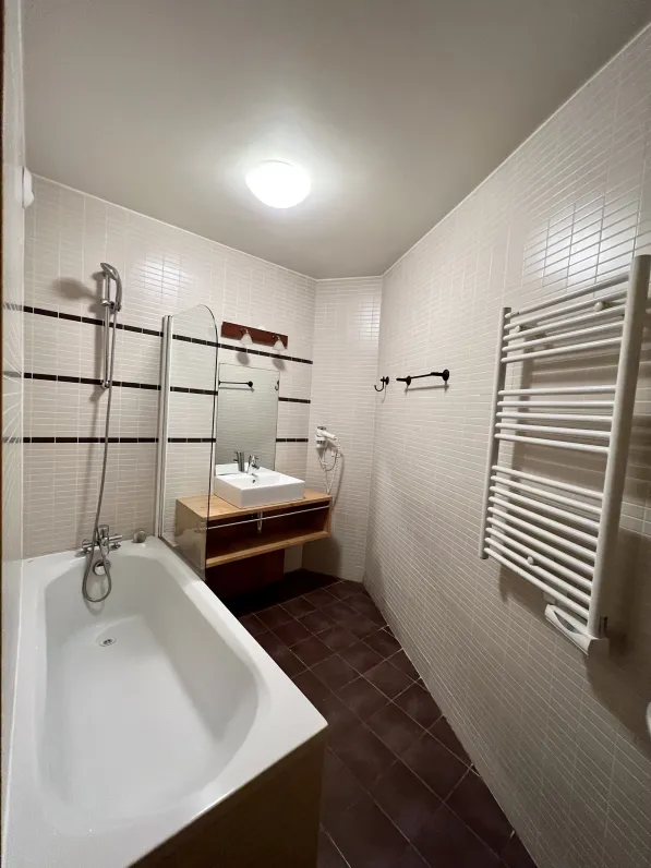 Salle de bain 1 avec baignoire