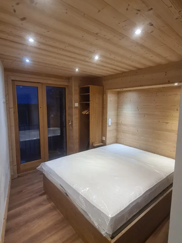 Chambre 1 : lit 160*200
Lit coffre, rangement sous le lit
Petite salle d'eau (lavabo, sèche serviette électrique + douche 80*80) relié à la chambre par porte coulissante