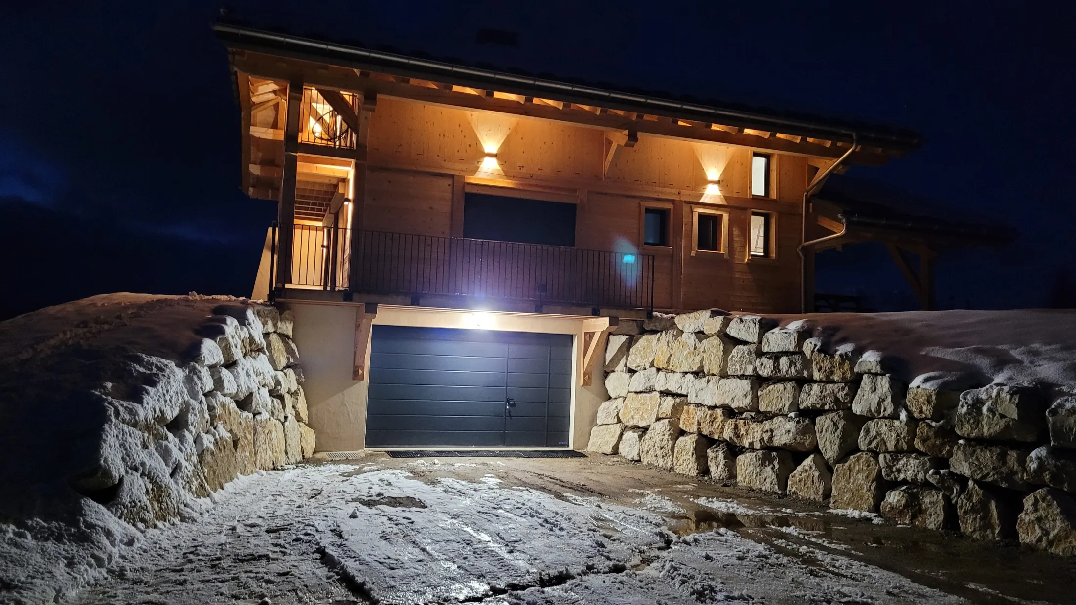 Façade EST du chalet avec l'entrée du garage pouvant accueillir 2 voitures