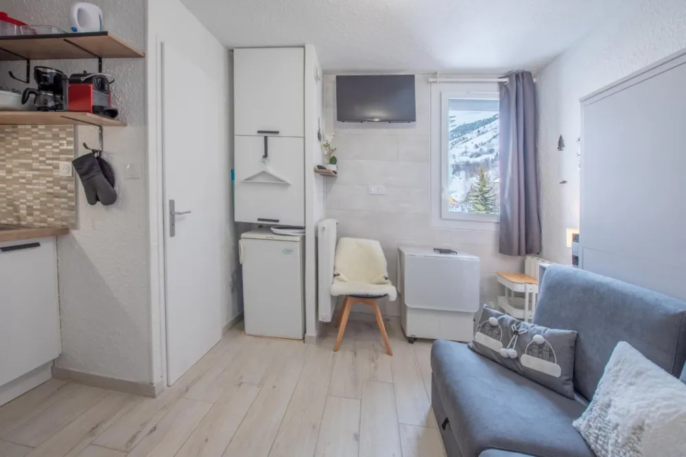 Ameublement neuf et moderne  avec TV grand et mini chaîne hifi.