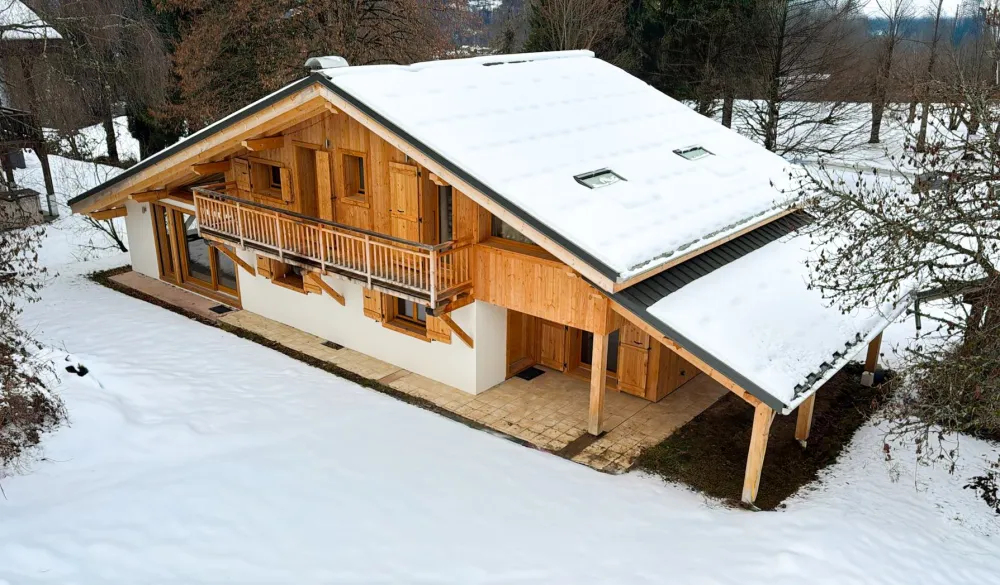 Extérieur du chalet sous la neige