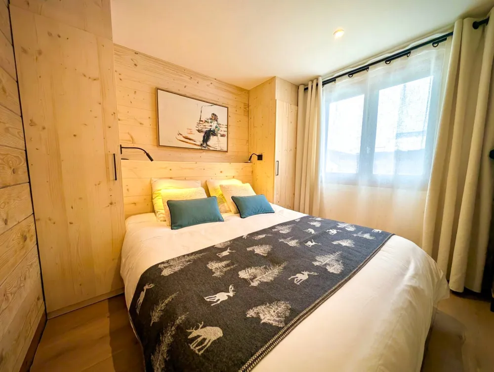 chambre rez de chaussée avec lit en 160 et salle de douche privative