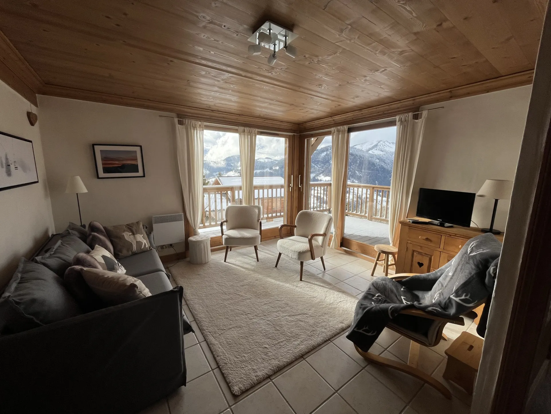 GRAND LIVING TRES LUMINEUX AVEC TERRASSE DONNANT SUR LE MONT CHARVIN ET LES ARAVIS