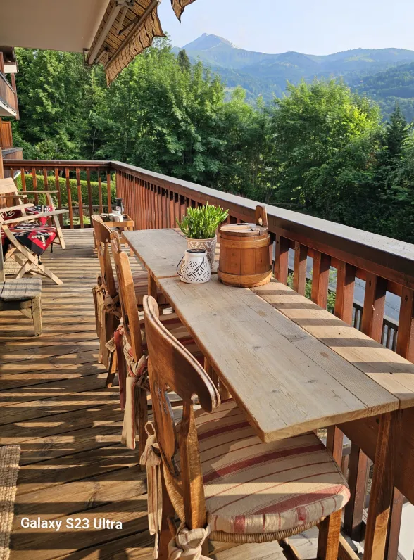 Confortable balcon pour déjeuner, dîner ou prendre un verre ensemble ou encore havre de paix pour s'isoler en lisant un livre ou rêvassant...
