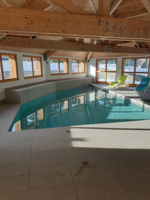 Piscine intérieure ouverte sur les mois d'ouverture de la station (Juillet / Aout et de Décembre à Avril)
