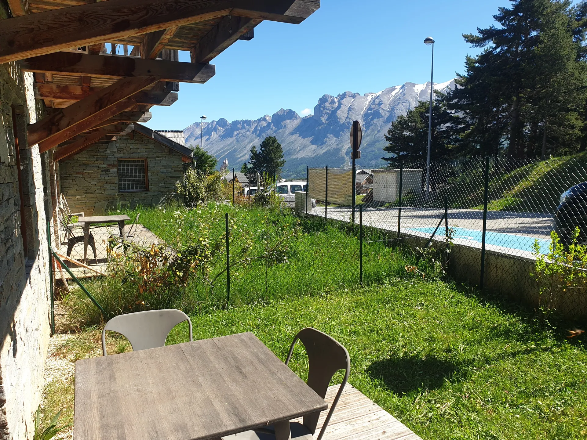 Vue du jardin sur les montagnes