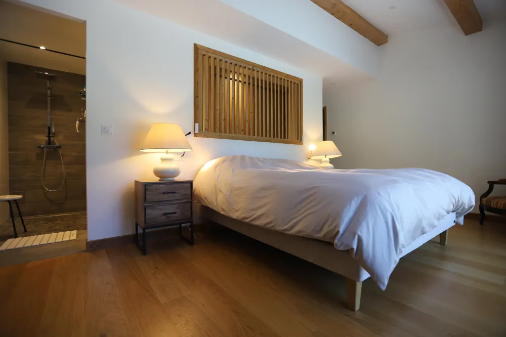 Chambre parentale avec salle de bain 
1 lit 180x200
