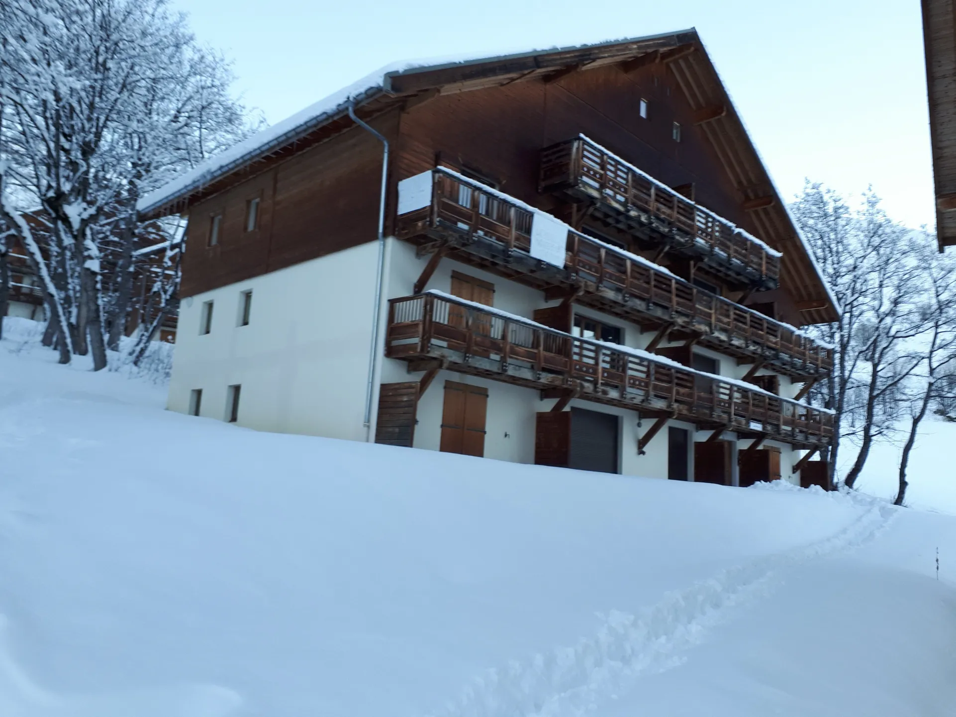 L'immeuble style chalet sous la neige