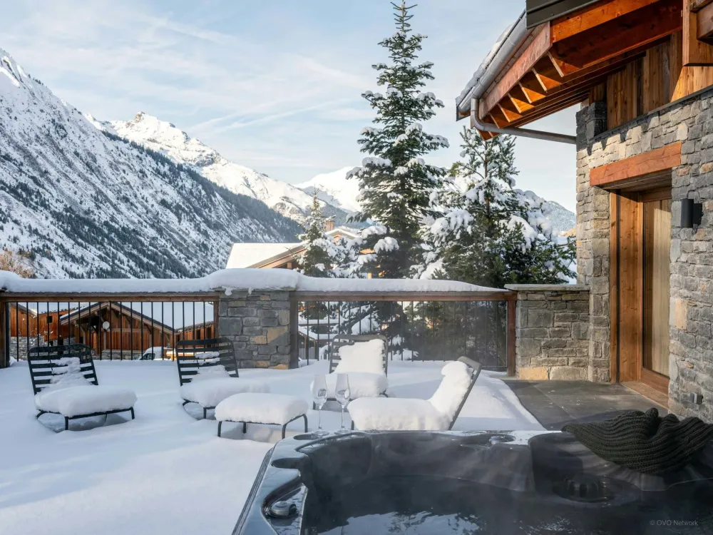 Extérieur hiver avec jacuzzi