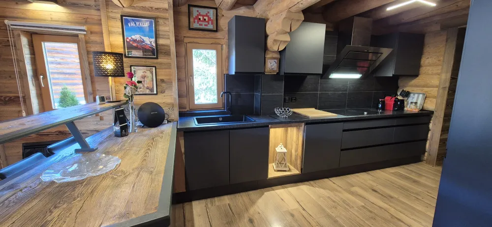 Vue de la cuisine et du bar